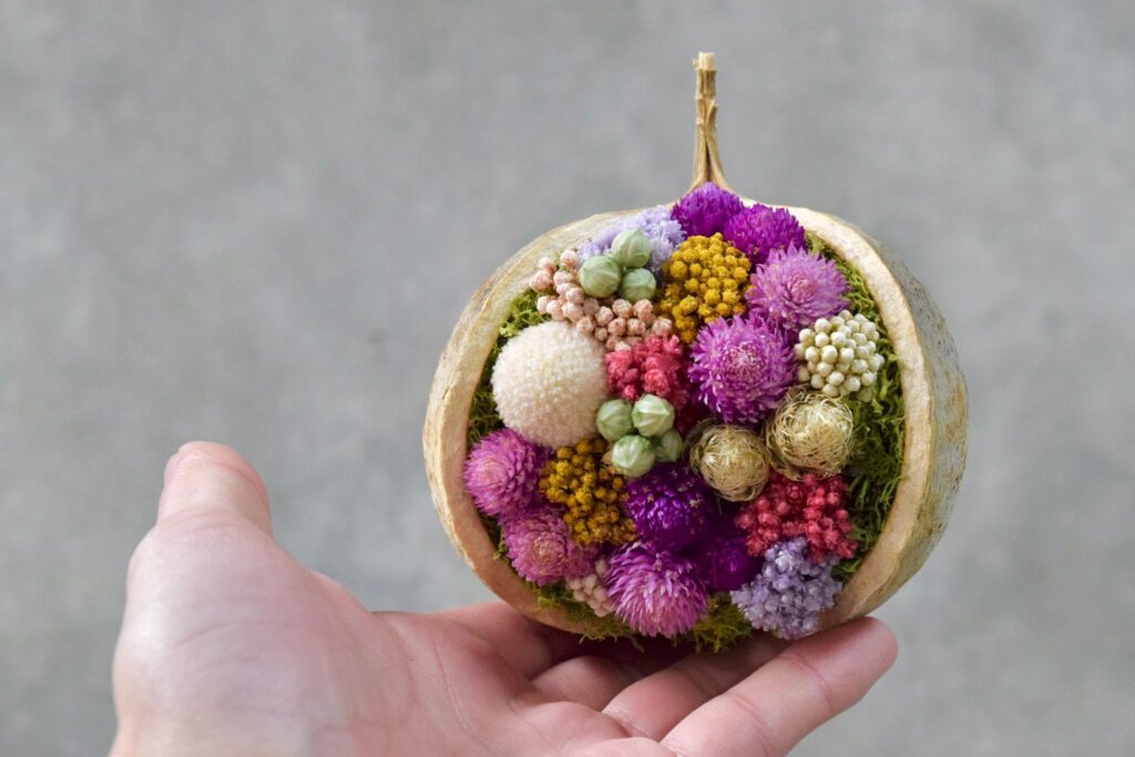 東京の花屋。幸福をもたらすと言われる縁起物のブッダナッツを器にした叢屋Kusamurayaドライフラワーアレンジ 誕生日・記念日ギフトや自宅インテリアにおすすめ。