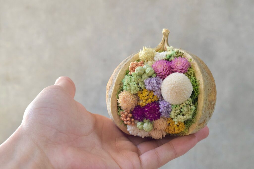 東京の花屋『叢屋kusamuraya』が手がける幸福をもたらすと言われる縁起物のブッダナッツを器にしたドライフラワーアレンジ。誕生日・記念日ギフトや自宅インテリアにおすすめです。
