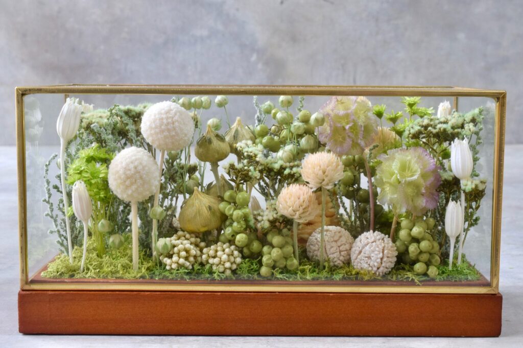 東京の花屋 叢屋Kusamurayaのドライフラワーインテリア雑貨。アンティーク調ガラスケース入りで、自宅用やギフト用に人気のアレンジメント。
