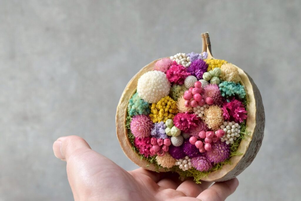 東京の花屋『叢屋kusamuraya』が手がける幸福をもたらすと言われる縁起物のブッダナッツを器にしたドライフラワーアレンジ