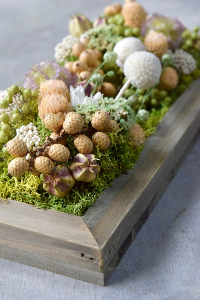 東京の花屋 叢屋Kusamurayaのドライフラワーインテリア雑貨。アンティーク調の木製フレームに、絵画をイメージしてデザインされた壁掛けタイプのドライフラワーインテリア。自宅用やギフト用として人気のアレンジメントです。