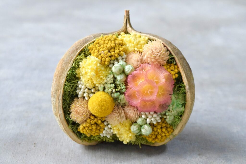 東京の花屋。幸福をもたらすと言われる縁起物のブッダナッツを器にした叢屋Kusamurayaドライフラワーアレンジ 誕生日・記念日ギフトや自宅インテリアにおすすめ。
