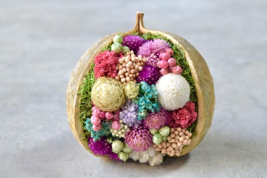 a東京の花屋。幸福をもたらすと言われる縁起物のブッダナッツを器にした叢屋Kusamurayaドライフラワーアレンジ 誕生日・記念日ギフトや自宅インテリアにおすすめ。