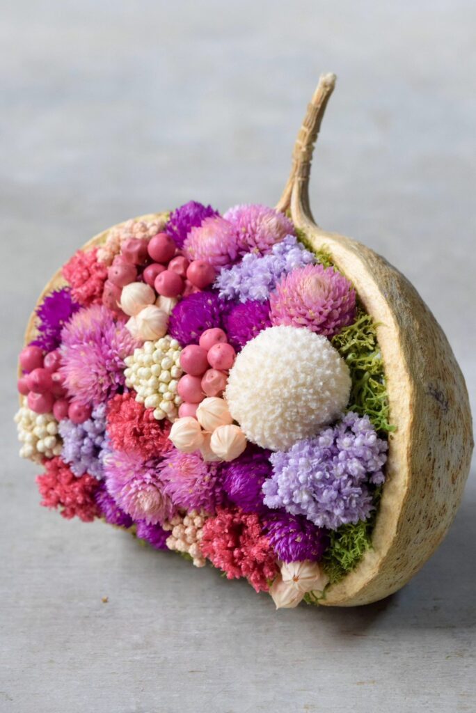 東京の花屋。幸福をもたらすと言われる縁起物のブッダナッツを器にした叢屋Kusamurayaドライフラワーアレンジ 誕生日・記念日ギフトや自宅インテリアにおすすめ。