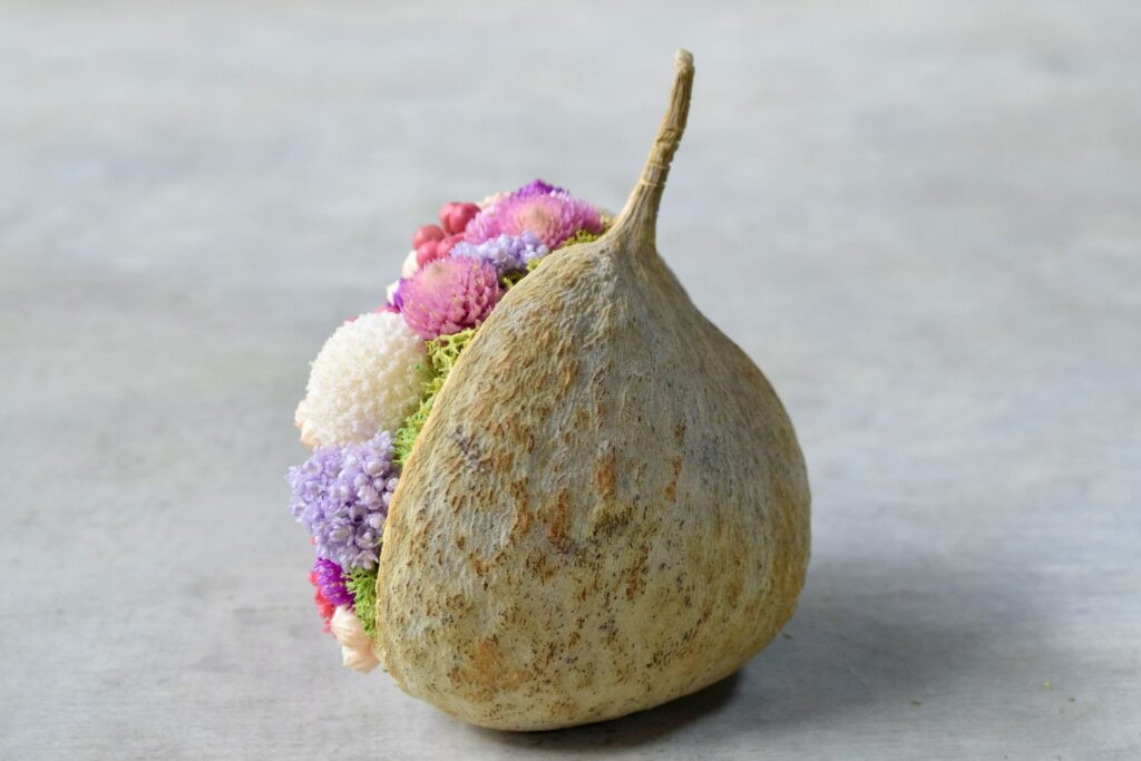 東京の花屋。幸福をもたらすと言われる縁起物のブッダナッツを器にした叢屋Kusamurayaドライフラワーアレンジ 誕生日・記念日ギフトや自宅インテリアにおすすめ。