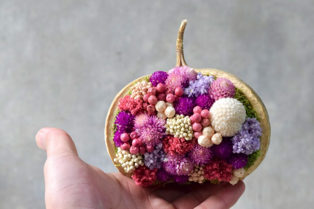 東京の花屋。幸福をもたらすと言われる縁起物のブッダナッツを器にした叢屋Kusamurayaドライフラワーアレンジ 誕生日・記念日ギフトや自宅インテリアにおすすめ。