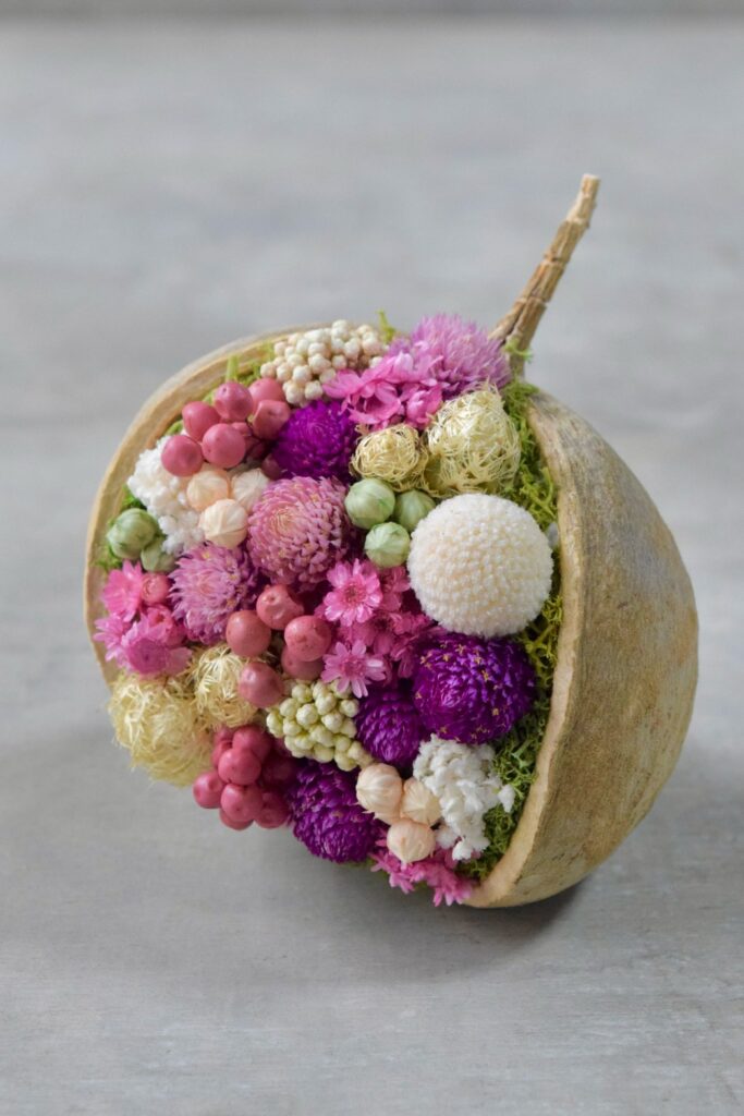 東京の花屋。幸福をもたらすと言われる縁起物のブッダナッツを器にした叢屋Kusamurayaドライフラワーアレンジ 誕生日・記念日ギフトや自宅インテリアにおすすめ。