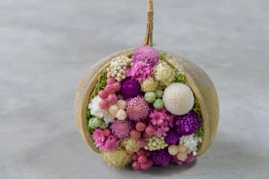 東京の花屋。幸福をもたらすと言われる縁起物のブッダナッツを器にした叢屋Kusamurayaドライフラワーアレンジ 誕生日・記念日ギフトや自宅インテリアにおすすめ。