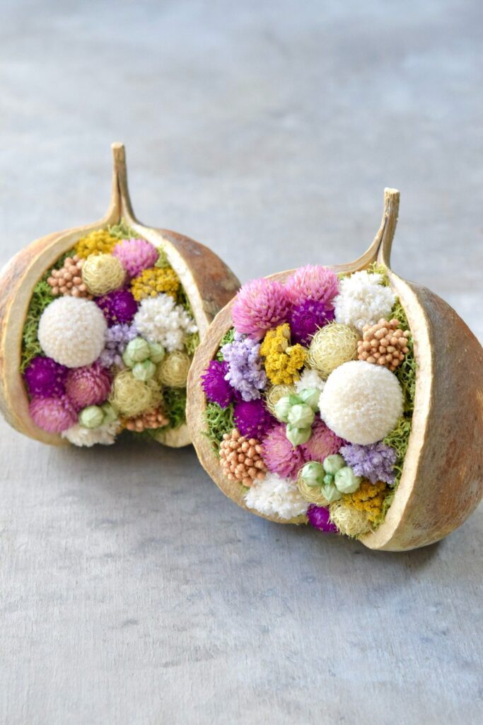 東京の花屋『叢屋kusamuraya』が手がける幸福をもたらすと言われる縁起物のブッダナッツを器にしたドライフラワーアレンジ。誕生日・記念日ギフトや自宅インテリアにおすすめです。
