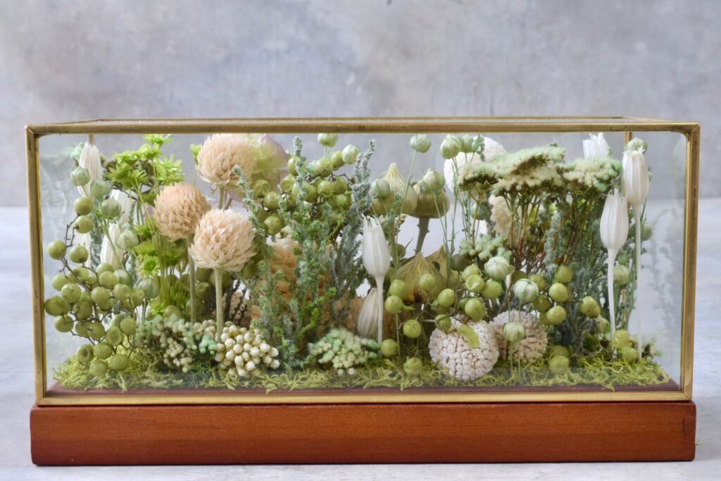 東京の花屋 叢屋Kusamurayaのドライフラワーインテリア雑貨。アンティーク調ガラスケース入りで、自宅用やギフト用に人気のアレンジメント。