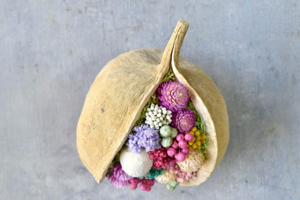 東京の花屋。幸福をもたらすと言われる縁起物のブッダナッツを器にした叢屋Kusamurayaドライフラワーアレンジ 誕生日・記念日ギフトや自宅インテリアにおすすめ。