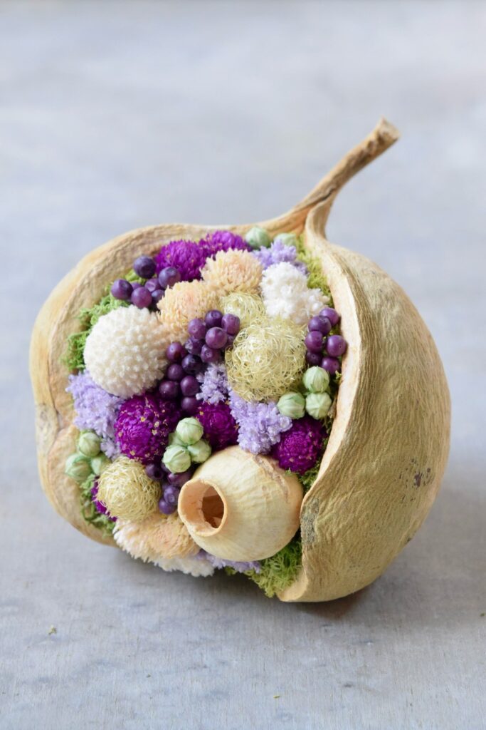 東京の花屋。幸福をもたらすと言われる縁起物のブッダナッツを器にした叢屋Kusamurayaドライフラワーアレンジ 誕生日・記念日ギフトや自宅インテリアにおすすめ。