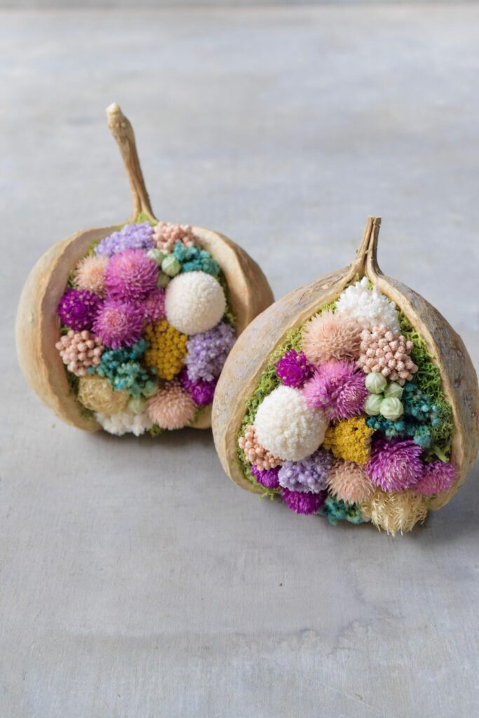 東京の花屋『叢屋kusamuraya』が手がける幸福をもたらすと言われる縁起物のブッダナッツを器にしたドライフラワーアレンジ