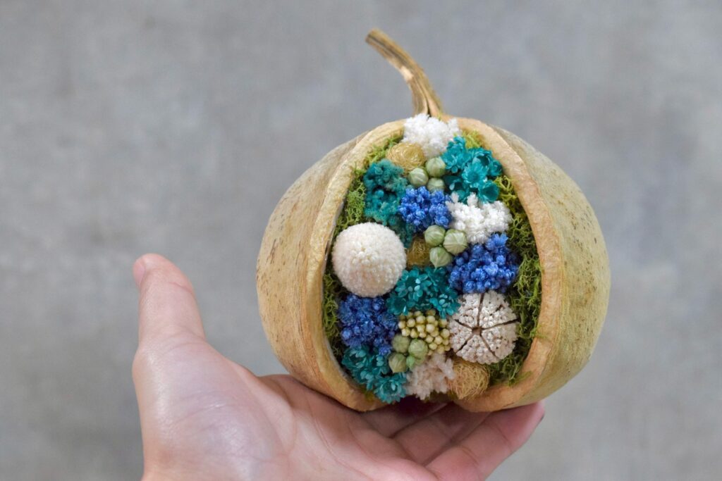 東京の花屋『叢屋kusamuraya』が手がける幸福をもたらすと言われる縁起物のブッダナッツを器にしたドライフラワーアレンジ