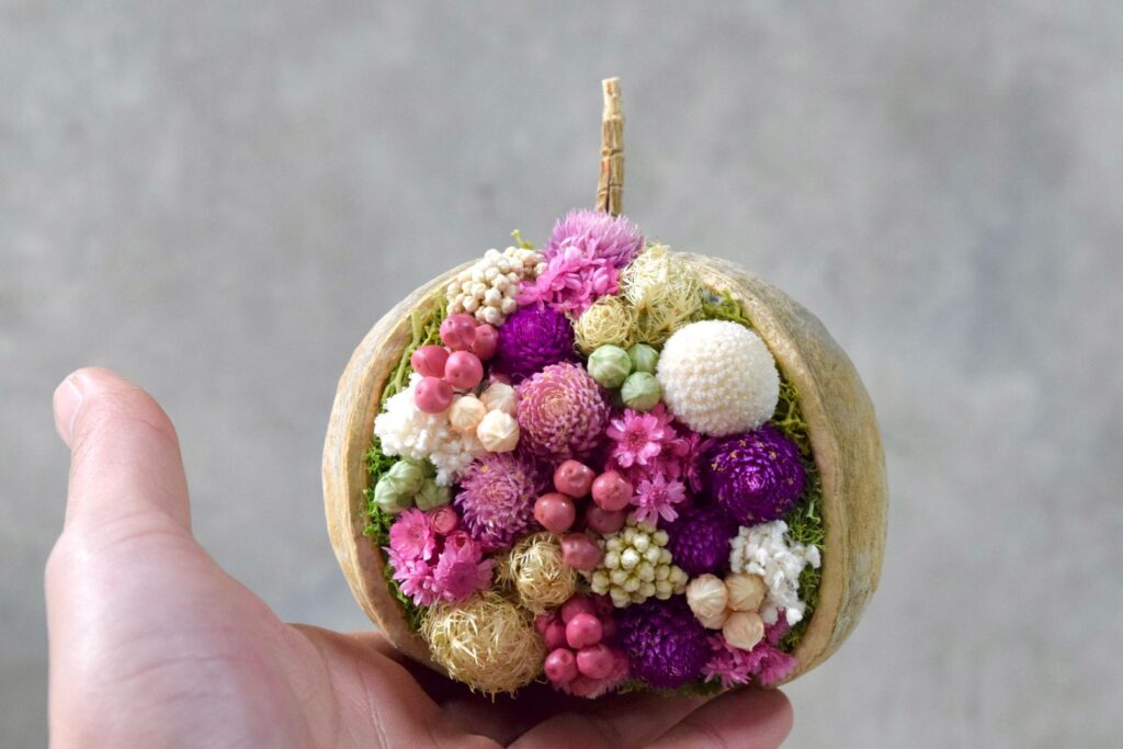 東京の花屋。幸福をもたらすと言われる縁起物のブッダナッツを器にした叢屋Kusamurayaドライフラワーアレンジ 誕生日・記念日ギフトや自宅インテリアにおすすめ。