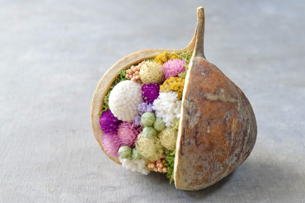 東京の花屋『叢屋kusamuraya』が手がける幸福をもたらすと言われる縁起物のブッダナッツを器にしたドライフラワーアレンジ。誕生日・記念日ギフトや自宅インテリアにおすすめです。
