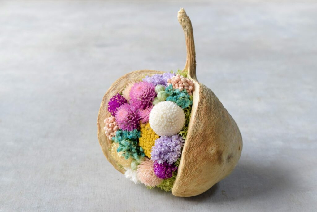 東京の花屋『叢屋kusamuraya』が手がける幸福をもたらすと言われる縁起物のブッダナッツを器にしたドライフラワーアレンジ