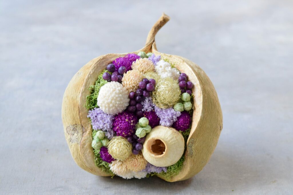 東京の花屋。幸福をもたらすと言われる縁起物のブッダナッツを器にした叢屋Kusamurayaドライフラワーアレンジ 誕生日・記念日ギフトや自宅インテリアにおすすめ。