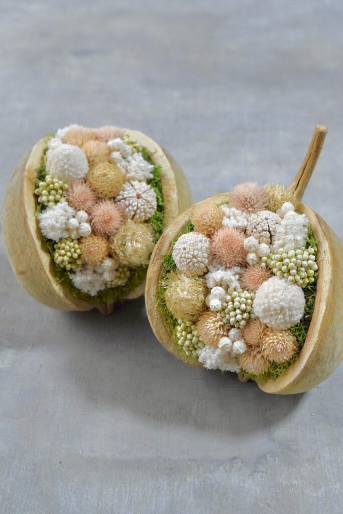 東京の花屋『叢屋kusamuraya』が手がける幸福をもたらすと言われる縁起物のブッダナッツを器にしたドライフラワーアレンジ