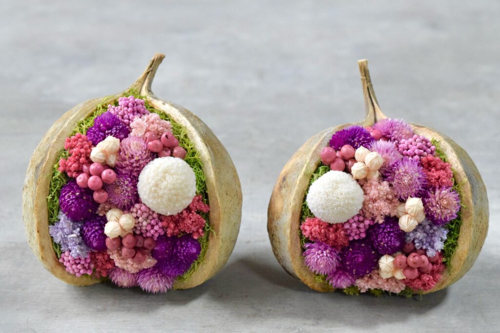 東京の花屋『叢屋kusamuraya』が手がける幸福をもたらすと言われる縁起物のブッダナッツを器にしたドライフラワーアレンジ