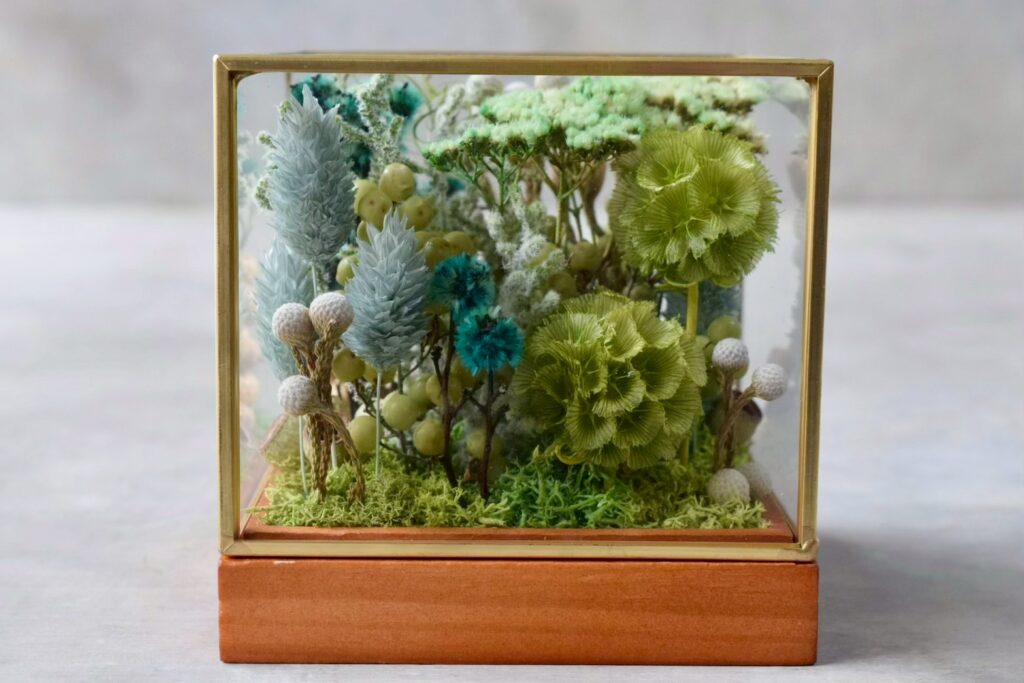 東京の花屋 叢屋Kusamurayaのドライフラワーインテリア雑貨。アンティーク調ガラスケース入りで、自宅用やギフト用に人気のアレンジメント。