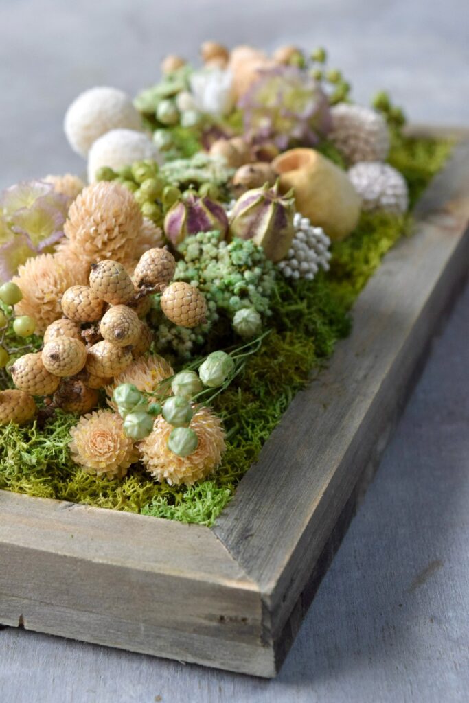 東京の花屋 叢屋Kusamurayaのドライフラワーインテリア雑貨。アンティーク調の木製フレームに、絵画をイメージしてデザインされた壁掛けタイプのドライフラワーインテリア。自宅用やギフト用として人気のアレンジメントです。