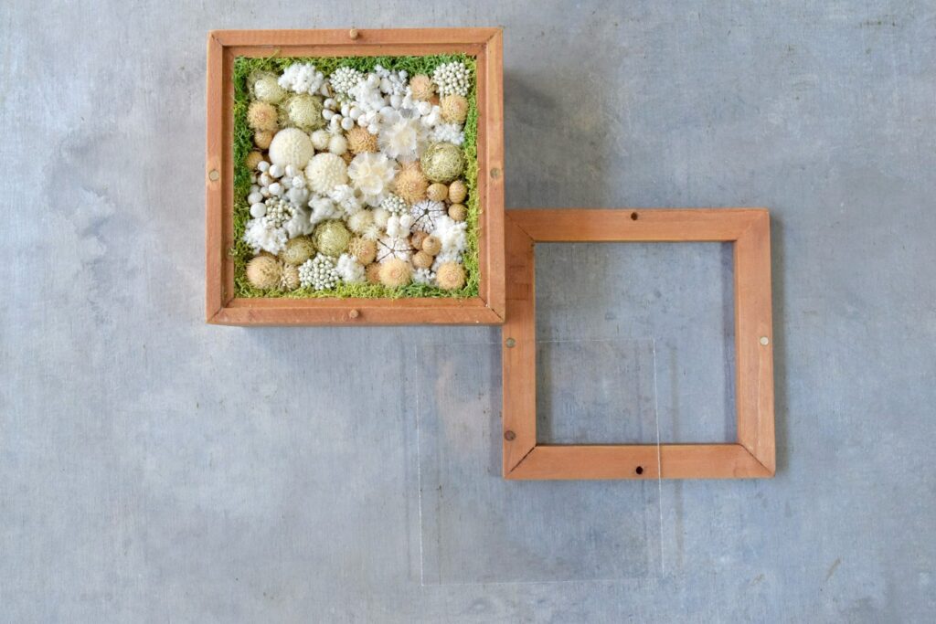 森の奥でひっそりと息づいているような、小さな植物の世界。東京の花屋『叢屋kusamuraya』が手がける、ナチュラルカラーのウッドボックス植物インテリア。