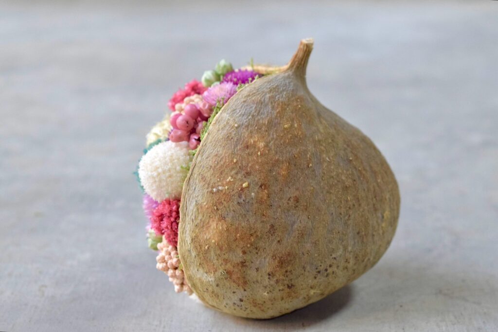 a東京の花屋。幸福をもたらすと言われる縁起物のブッダナッツを器にした叢屋Kusamurayaドライフラワーアレンジ 誕生日・記念日ギフトや自宅インテリアにおすすめ。