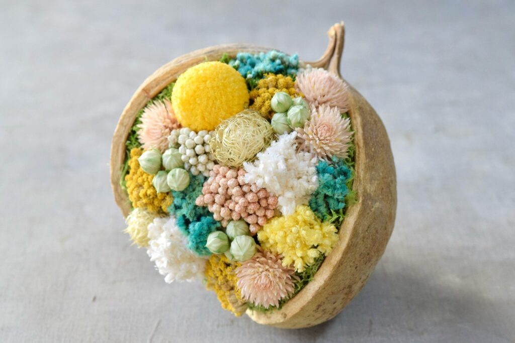 東京の花屋『叢屋kusamuraya』が手がける幸福をもたらすと言われる縁起物のブッダナッツを器にしたドライフラワーアレンジ