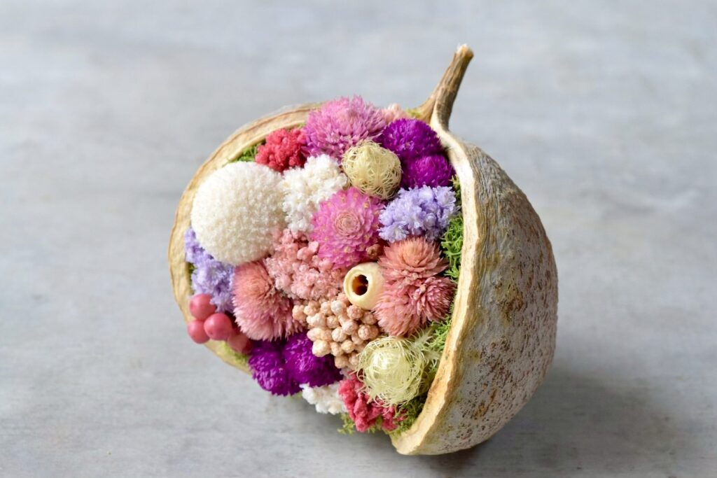 東京の花屋。幸福をもたらすと言われる縁起物のブッダナッツを器にした叢屋Kusamurayaドライフラワーアレンジ 誕生日・記念日ギフトや自宅インテリアにおすすめ。