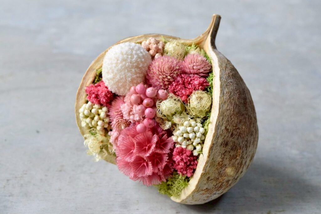 東京の花屋。幸福をもたらすと言われる縁起物のブッダナッツを器にした叢屋Kusamurayaドライフラワーアレンジ 誕生日・記念日ギフトや自宅インテリアにおすすめ。