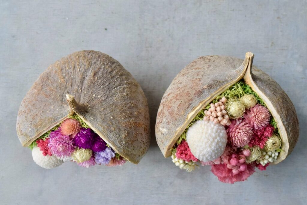 東京の花屋。幸福をもたらすと言われる縁起物のブッダナッツを器にした叢屋Kusamurayaドライフラワーアレンジ 誕生日・記念日ギフトや自宅インテリアにおすすめ。