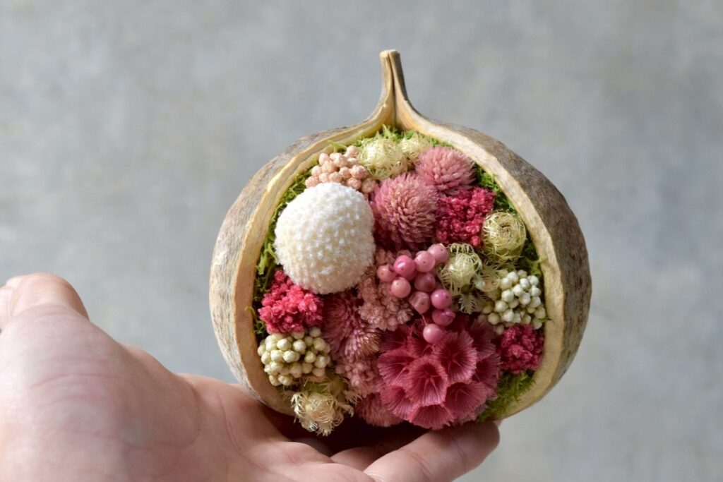 東京の花屋。幸福をもたらすと言われる縁起物のブッダナッツを器にした叢屋Kusamurayaドライフラワーアレンジ 誕生日・記念日ギフトや自宅インテリアにおすすめ。