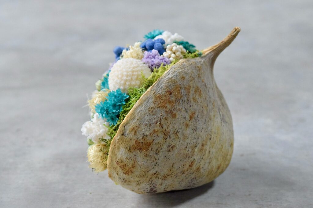 東京の花屋。幸福をもたらすと言われる縁起物のブッダナッツを器にした叢屋Kusamurayaドライフラワーアレンジ 誕生日・記念日ギフトや自宅インテリアにおすすめ。
