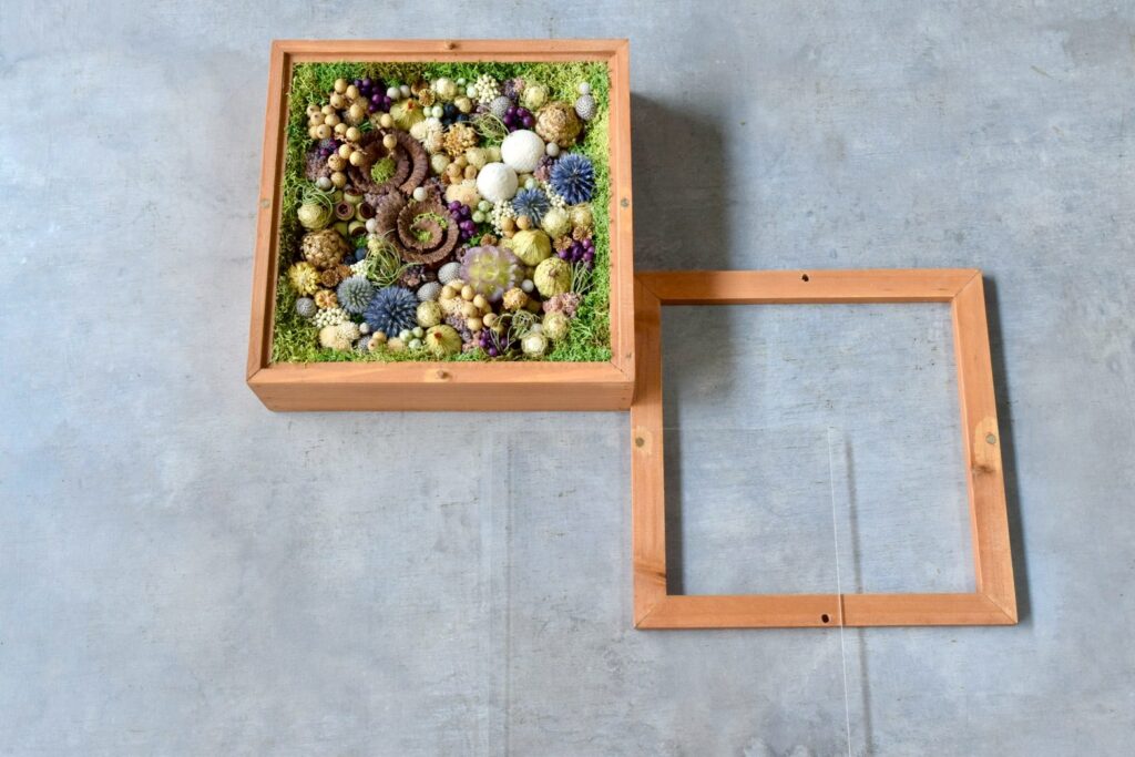 東京の花屋 叢屋Kusamurayaのドライフラワーインテリア雑貨。アンティーク調の木製フレーム(ウッドボックス)を使った、自宅用やギフト用に人気のアレンジメント。