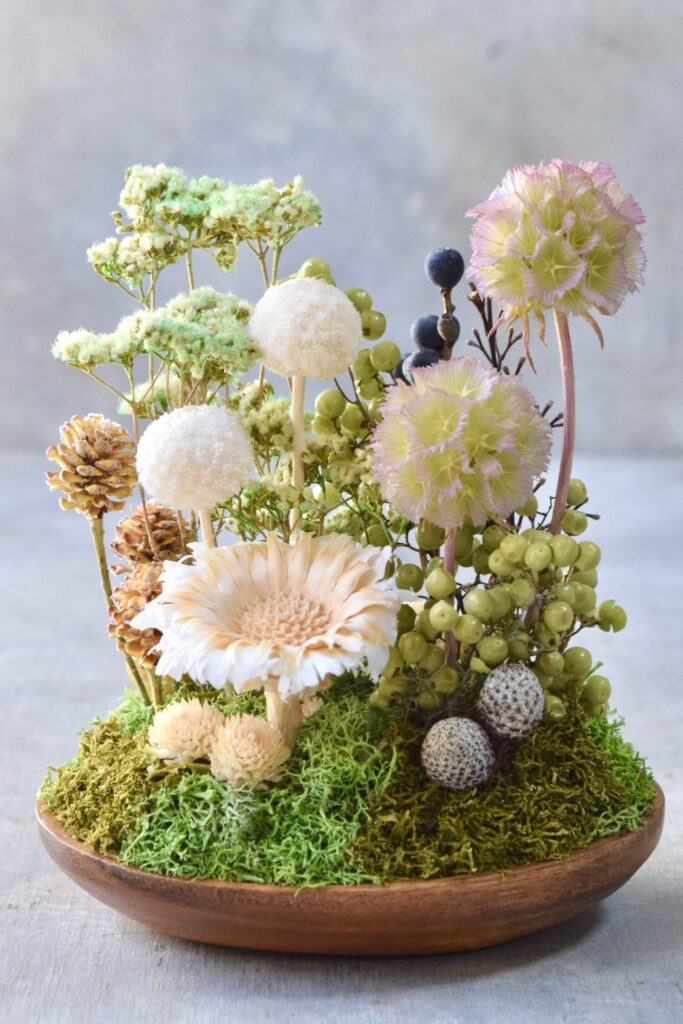 東京の花屋 叢屋Kusamurayaのドライフラワーインテリア雑貨。アンティーク調の木皿(ウッドプレート)を使った、自宅用やギフト用に人気のアレンジメント。