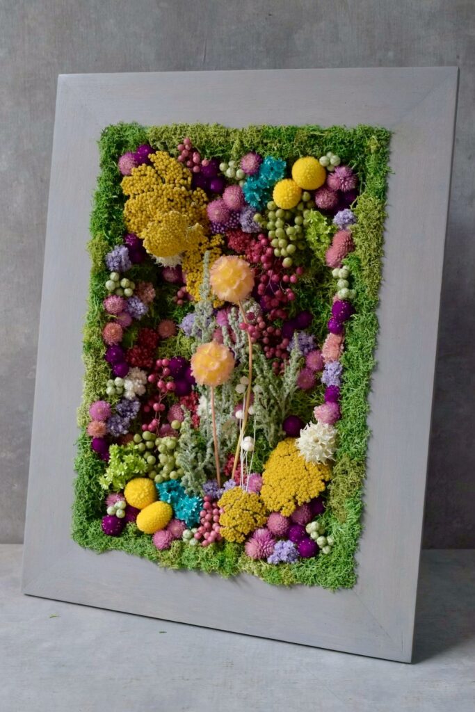 東京の花屋 叢屋Kusamurayaのドライフラワーインテリア雑貨。アンティーク調の木製フレームに、絵画をイメージしてデザインされた壁掛けタイプのドライフラワーインテリア。自宅用やギフト用として人気のアレンジメントです。