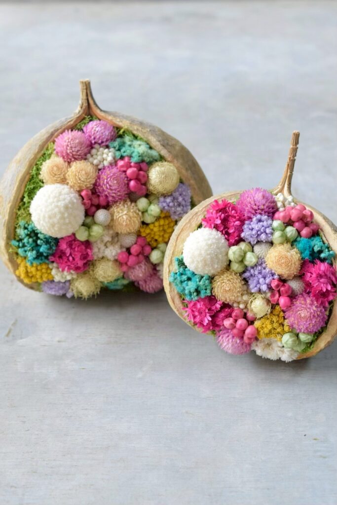 東京の花屋『叢屋kusamuraya』が手がける幸福をもたらすと言われる縁起物のブッダナッツを器にしたドライフラワーアレンジ。誕生日・記念日ギフトや自宅インテリアにおすすめです。