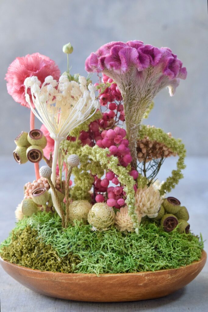 東京の花屋 叢屋Kusamurayaのドライフラワーインテリア雑貨。アンティーク調の木皿(ウッドプレート)を使った、自宅用やギフト用に人気のアレンジメント。