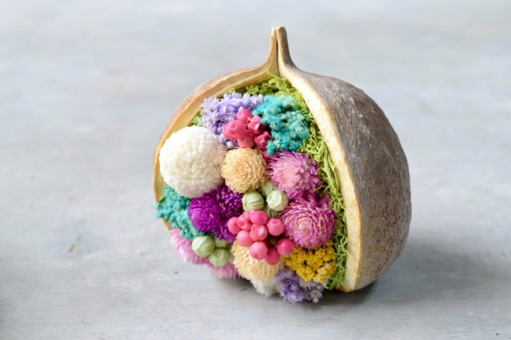 東京の花屋。幸福をもたらすと言われる縁起物のブッダナッツを器にした叢屋Kusamurayaドライフラワーアレンジ 誕生日・記念日ギフトや自宅インテリアにおすすめ。