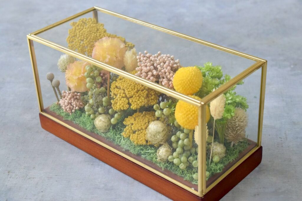 東京の花屋 叢屋Kusamurayaのドライフラワーインテリア雑貨。アンティーク調ガラスケース入りで、自宅用やギフト用に人気のアレンジメント。