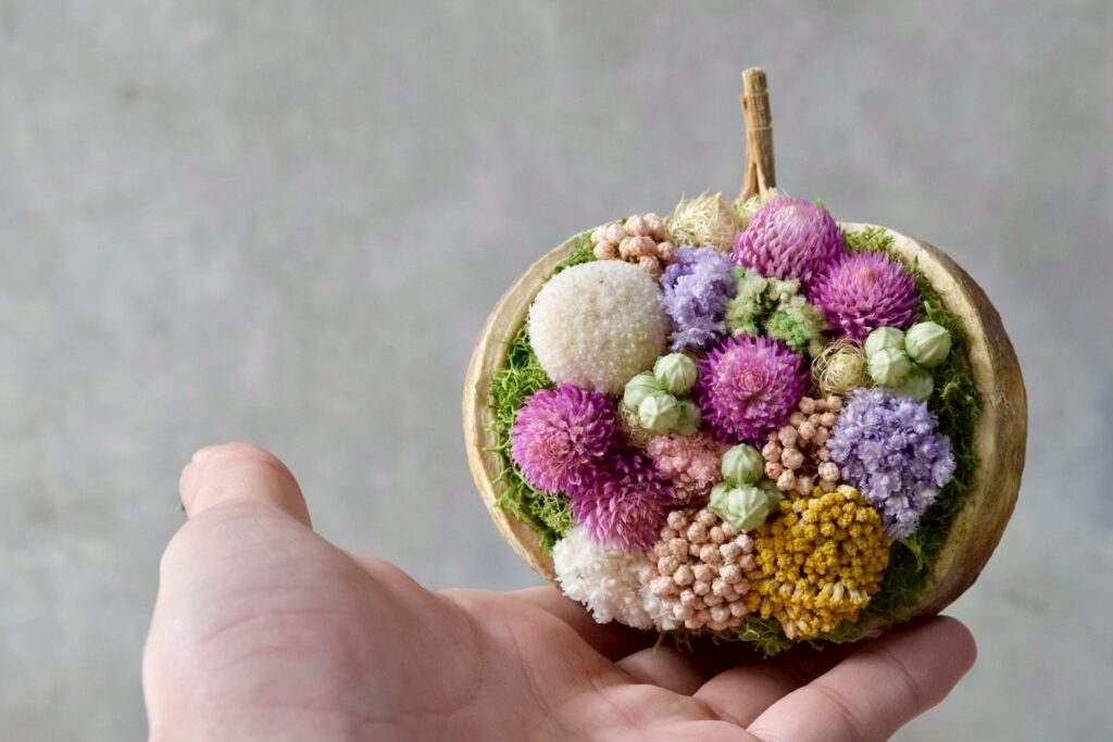 東京の花屋『叢屋kusamuraya』が手がける幸福をもたらすと言われる縁起物のブッダナッツを器にしたドライフラワーアレンジ