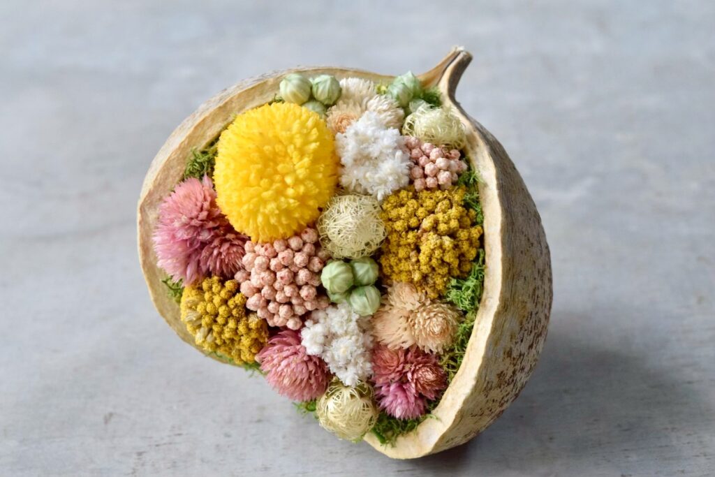 東京の花屋。幸福をもたらすと言われる縁起物のブッダナッツを器にした叢屋Kusamurayaドライフラワーアレンジ 誕生日・記念日ギフトや自宅インテリアにおすすめ。