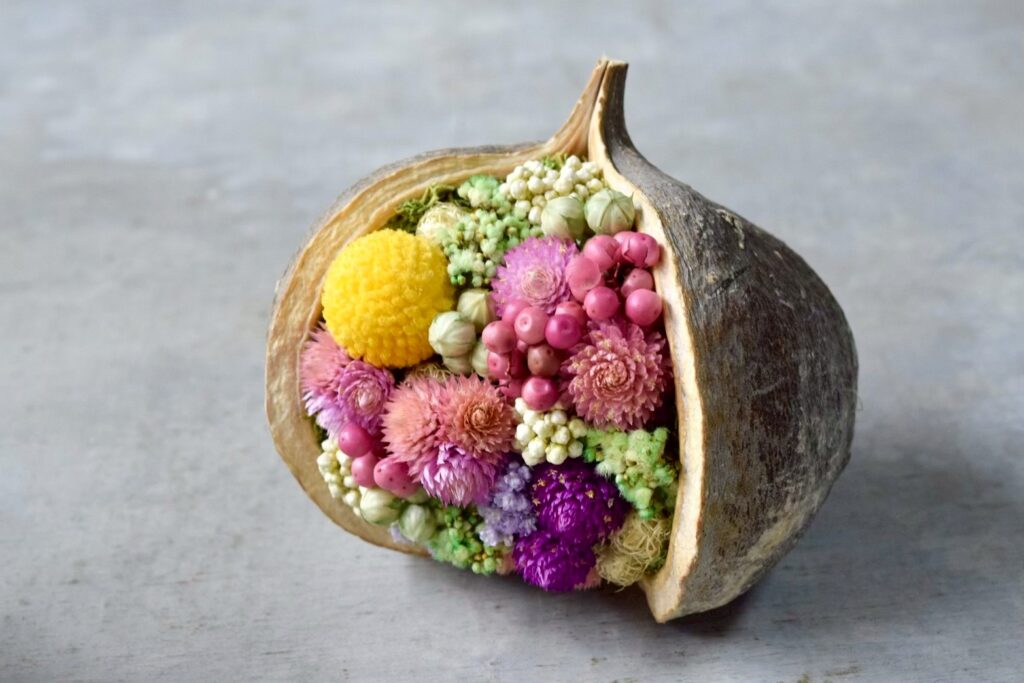 東京の花屋。幸福をもたらすと言われる縁起物のブッダナッツを器にした叢屋Kusamurayaドライフラワーアレンジ 誕生日・記念日ギフトや自宅インテリアにおすすめ。