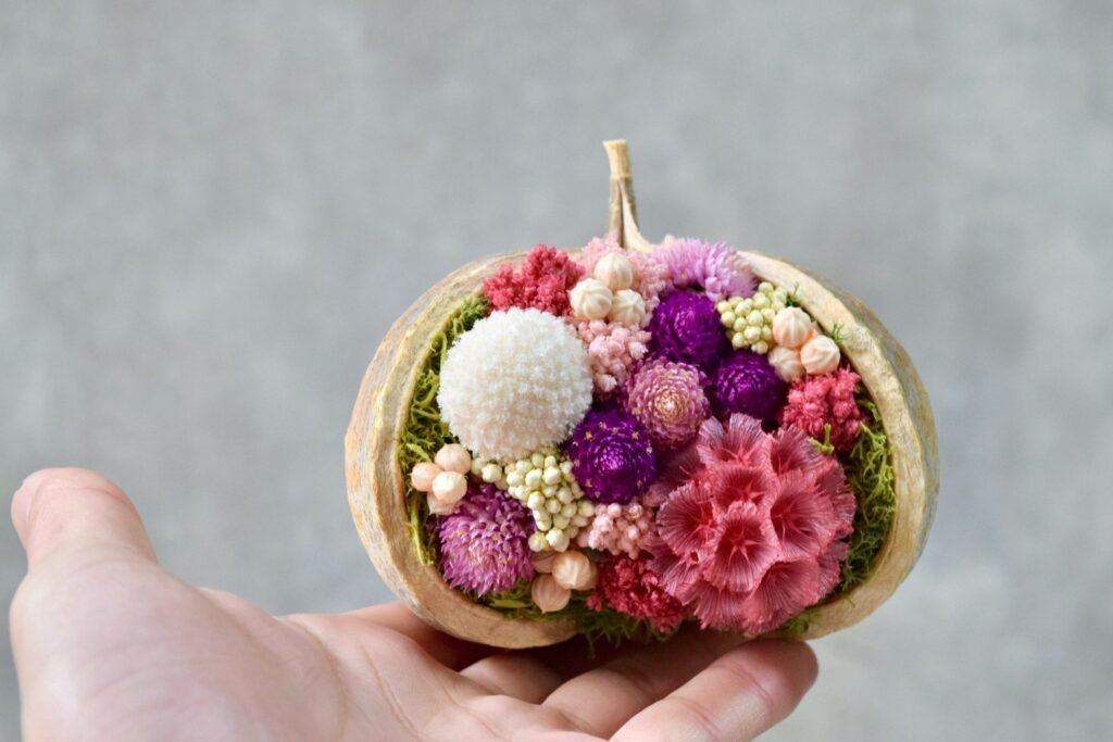 東京の花屋。幸福をもたらすと言われる縁起物のブッダナッツを器にした叢屋Kusamurayaドライフラワーアレンジ 誕生日・記念日ギフトや自宅インテリアにおすすめ。