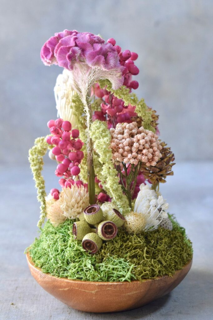 東京の花屋 叢屋Kusamurayaのドライフラワーインテリア雑貨。アンティーク調の木皿(ウッドプレート)を使った、自宅用やギフト用に人気のアレンジメント。