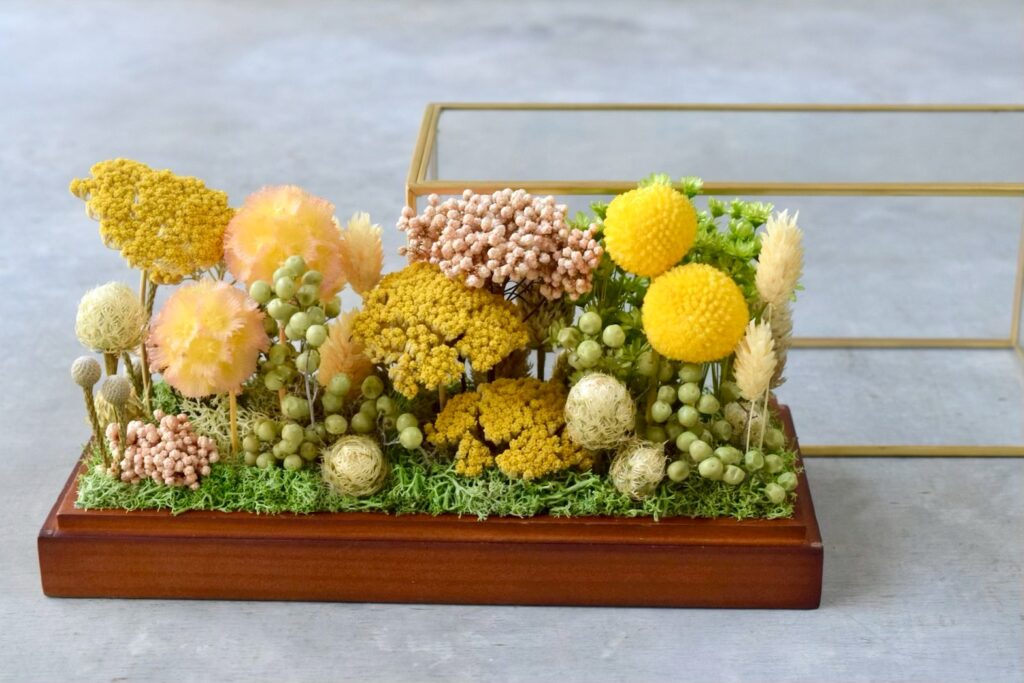 東京の花屋 叢屋Kusamurayaのドライフラワーインテリア雑貨。アンティーク調ガラスケース入りで、自宅用やギフト用に人気のアレンジメント。