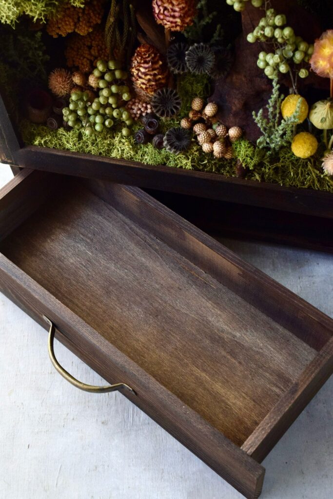 東京の花屋 叢屋Kusamurayaのドライフラワーインテリア雑貨。絵画のように壁掛けにして飾れる丸型のドライフラワー装花