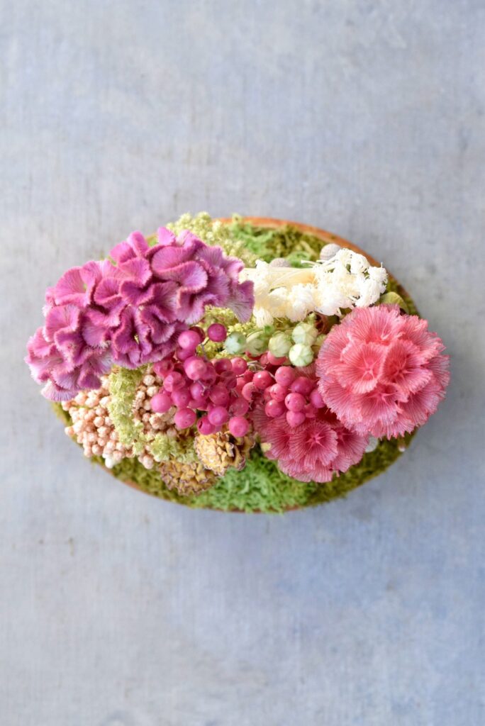 東京の花屋 叢屋Kusamurayaのドライフラワーインテリア雑貨。アンティーク調の木皿(ウッドプレート)を使った、自宅用やギフト用に人気のアレンジメント。