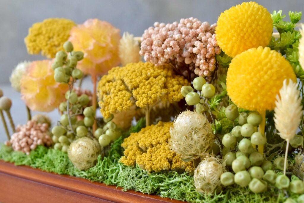 東京の花屋 叢屋Kusamurayaのドライフラワーインテリア雑貨。アンティーク調ガラスケース入りで、自宅用やギフト用に人気のアレンジメント。